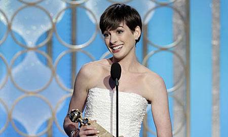 Anne-Hathaway-Golden-Glob-006