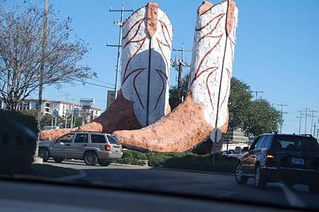 San-Antonio-has-Big-Boots-Texas-United-States-400x600