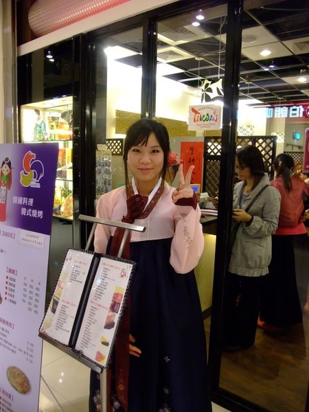 可愛的店門口韓服女孩.JPG 可愛的店門口韓服女孩.JPG