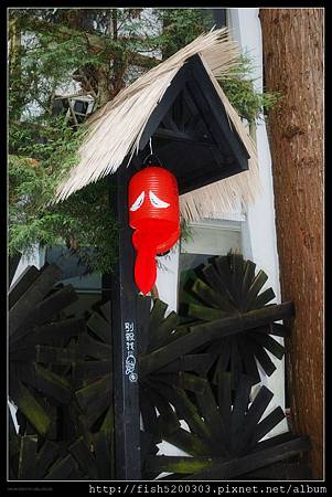 茅草屋頂搭配紅色的日式燈籠底下的標語也都很可愛 還有看到寫著可喇舌不可拉舌 茅草屋頂搭配紅色的日式燈籠底下的標語也都很可愛 還有看到寫著可喇舌不可拉舌