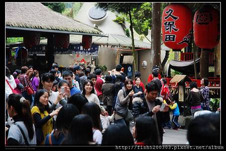 隔天是星期六 假日有街頭藝人 枯麻被人潮淹沒了好險我們是昨天來現在要離開了 隔天是星期六 假日有街頭藝人 枯麻被人潮淹沒了好險我們是昨天來現在要離開了