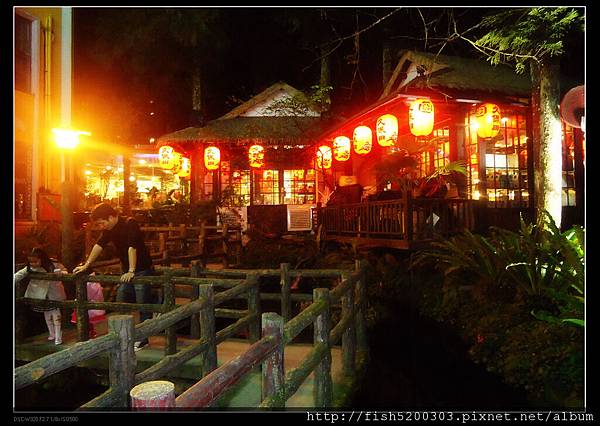 入夜後的妖怪村更添上一層神秘感的色彩一邊位於一邊說著包子簡的鬼故事 入夜後的妖怪村更添上一層神秘感的色彩一邊位於一邊說著包子簡的鬼故事