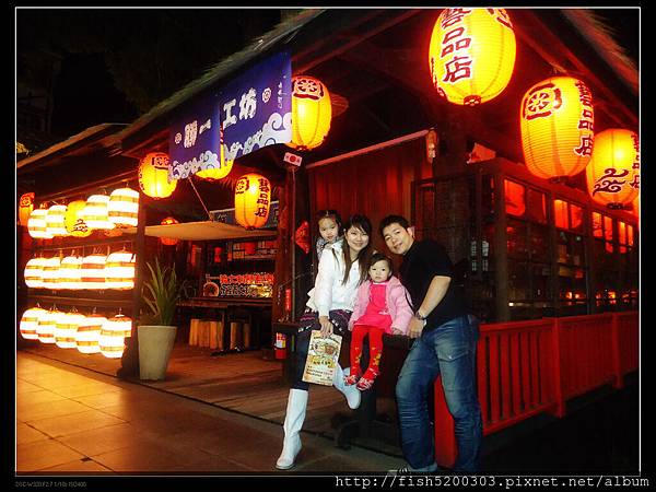 一整排的紅燈籠充滿著日式風格的感覺