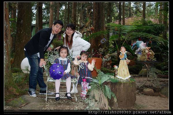 白雪公主與小矮人在公主面前我們是沒資格坐這椅子的啦