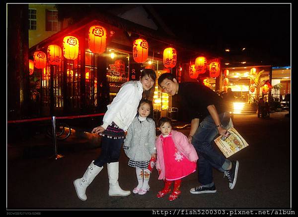 夜裡的妖怪村更有fu最熱門的商店就莫過於這間 久保田 烘培坊了白天的它跟晚上的感覺很不一樣 夜裡的妖怪村更有fu最熱門的商店就莫過於這間 久保田 烘培坊了白天的它跟晚上的感覺很不一樣