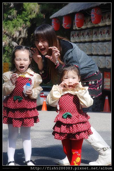 嚇 妖怪我們來啦 嚇啊妖怪村入口就是這一整排的清酒擺起來的牌樓