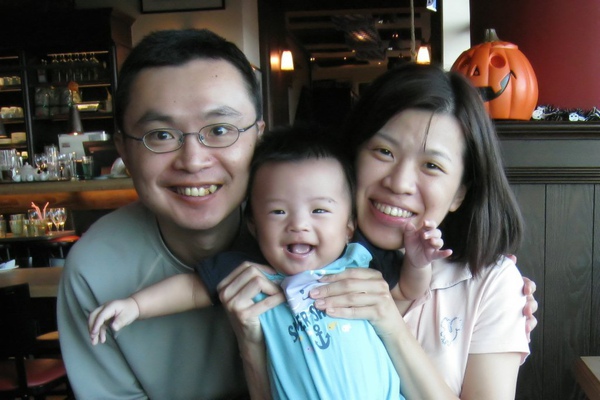 小阿姨幫我們照的全家福 小阿姨幫我們照的全家福