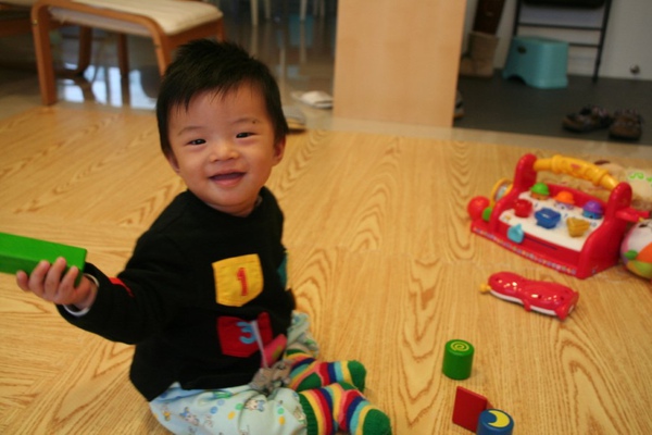 很愛在地墊上玩耍