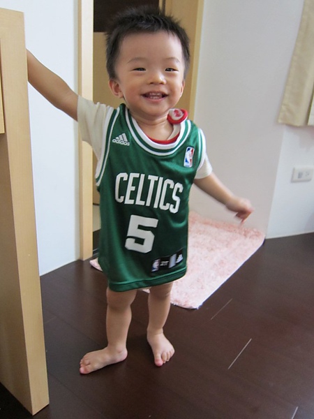 小小球迷穿上celtics球衣幫忙加油