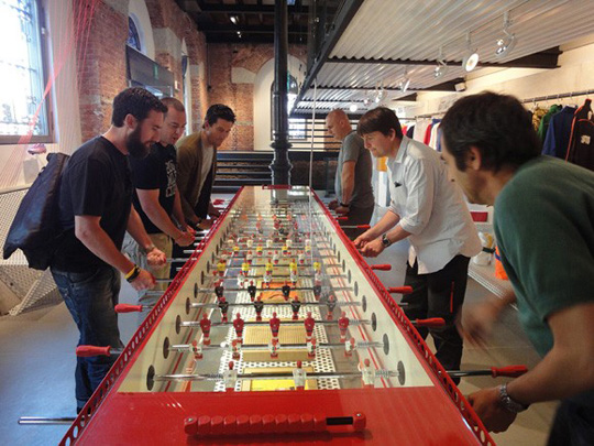 疯世足!跟三五好友、用双手踢足球!Foosball-T