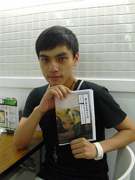 副會長和新生手冊樣本合影.JPG 副會長和新生手冊樣本合影.JPG