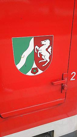 圖一 印有北威邦(Nordrhein-Westfalen) 邦徽(Wappen)的火車車廂.JPG