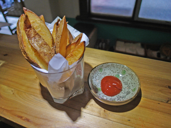 盛盤後灑上黑胡椒（因泡過鹽水已有鹹味，若覺不足可再灑鹽），也可搭配蕃茄醬享用。