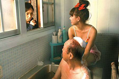 二階堂富美(右1)在【四十九日的幸福秘方】化身蘿莉,穿著比基尼蹦出D奶好身材,幫石橋蓮司(右2)擦背陪洗香香,被飾演女兒的永作柏美當場抓包 二階堂富美(右1)在【四十九日的幸福秘方】化身蘿莉,穿著比基尼蹦出D奶好身材,幫石橋蓮司(右2)擦背陪洗香香,被飾演女兒的永作柏美當場抓包