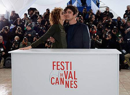 薇拉莉葛琳諾在坎城記者會上親吻感謝身兼【甜蜜天堂】製片的小男友里卡多史卡馬西奧 薇拉莉葛琳諾在坎城記者會上親吻感謝身兼【甜蜜天堂】製片的小男友里卡多史卡馬西奧