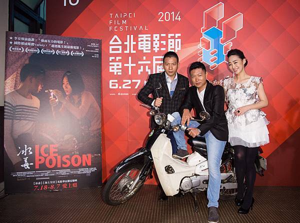 王興洪(中)不改幽默本性說摩托車才是【冰毒】的真正的男主角，戲裡戲外都扮演重要的角色，在緬甸拍片劇組移動幾乎全靠它，不然拍攝進度無法順利進行