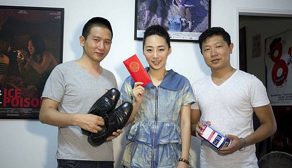 【冰毒】導演趙德胤(左)及男女主角王興洪(右)、吳可熙平時在外工作,最感念在家默默給予支持的家人,趁著父親節他們也準備好禮物相送 【冰毒】導演趙德胤(左)及男女主角王興洪(右)、吳可熙平時在外工作,最感念在家默默給予支持的家人,趁著父親節他們也準備好禮物相送