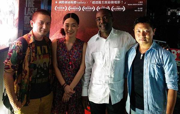 法國大師級導演馬哈馬特薩雷哈隆(左3)大讚【冰毒】是「超有格局的大片、不是小片」,並與導演趙德胤(左1)及男女主角王興洪(右)、吳可熙相見歡(左2) 法國大師級導演馬哈馬特薩雷哈隆(左3)大讚【冰毒】是「超有格局的大片、不是小片」,並與導演趙德胤(左1)及男女主角王興洪(右)、吳可熙相見歡(左2)