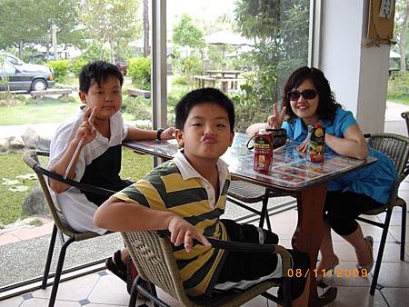 2009.08.15(9) 門市旁邊的休息區.jpg 2009.08.15(9) 門市旁邊的休息區.jpg