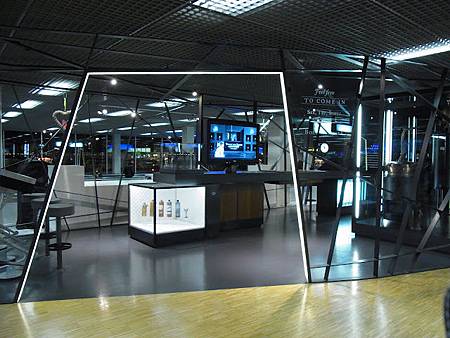 到了阿姆斯特丹...當地時間清晨四點...冷清如展場的機場... 冷空氣鑽進肺裡...是北國沒錯....JPG