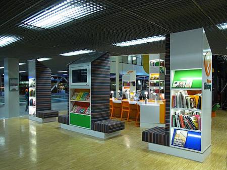 阿姆斯特丹的史吉普機場居然有圖書館....JPG