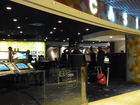 機場裡甚至有賭場.JPG