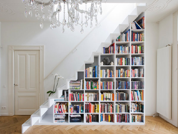 Contemporary-staircase-with-minimalist-book-shelves-in-all-white (1)