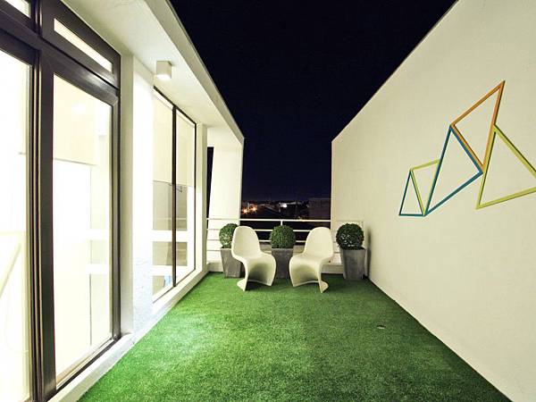 grass-rugs-terrace-design-in-modern-townhouse-at-philippines-picture-interior-design-1024x768 grass-rugs-terrace-design-in-modern-townhouse-at-philippines-picture-interior-design-1024x768