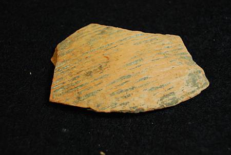 紅褐色夾沙陶片