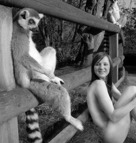 裸體與動物合照