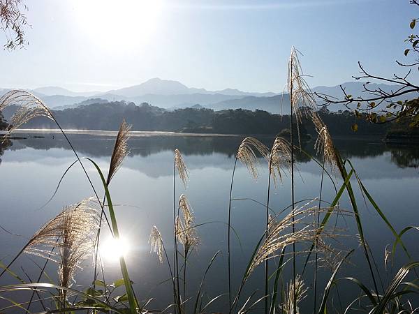 0.陽光投射於潑墨山色中