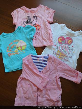 台灣拍手童裝，70cm，T恤一件99，外套一件299。T恤材質很棒，彈性、吸汗度、質料都很優！