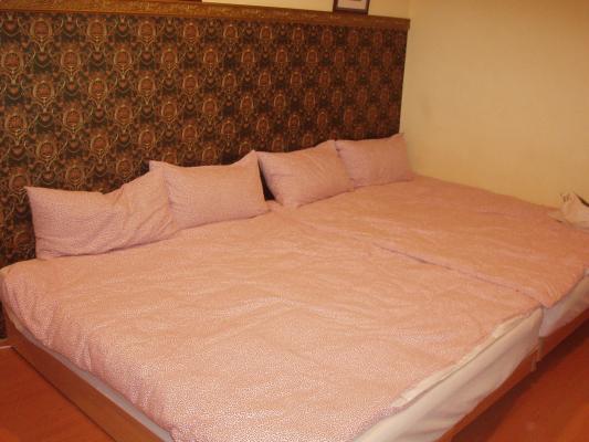 很大的床，夠我們五個人睡