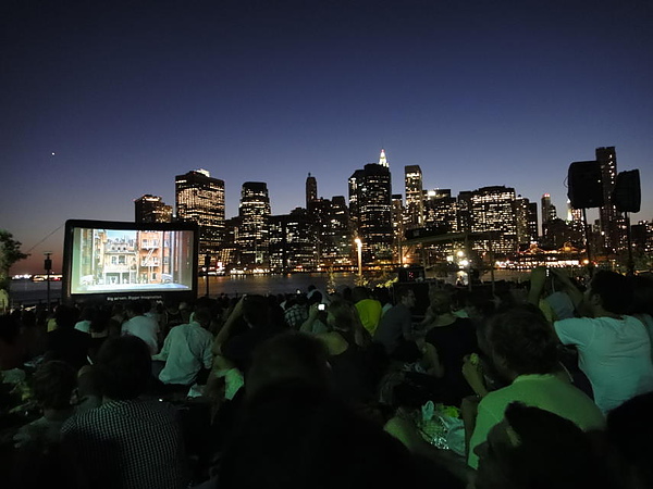 14 我只能說這感覺超棒的,對著lower manhattan夜景看經典老片,吹著微風,還有大家在草地野餐聊天看電影.JPG 14 我只能說這感覺超棒的,對著lower manhattan夜景看經典老片,吹著微風,還有大家在草地野餐聊天看電影.JPG