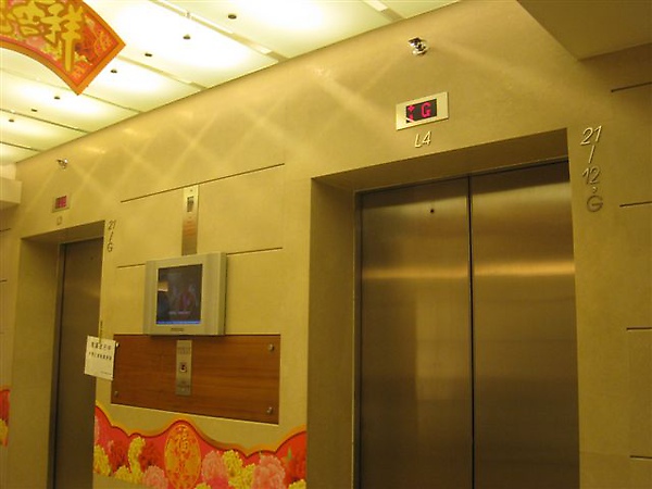 百年找換大樓電梯