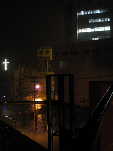 東港依舊大雨紛飛 東港依舊大雨紛飛