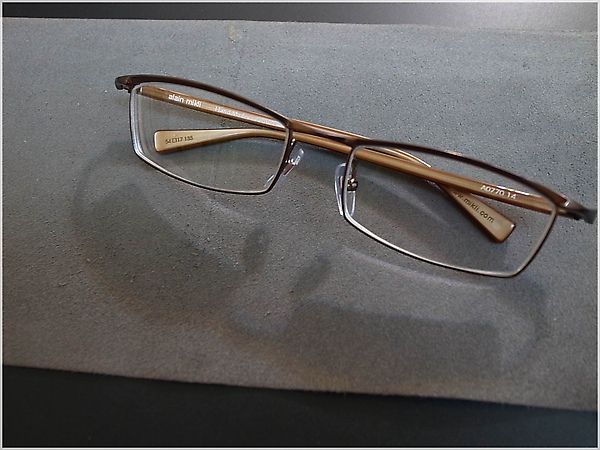 R1276112-1galsses.JPG R1276112-1galsses.JPG