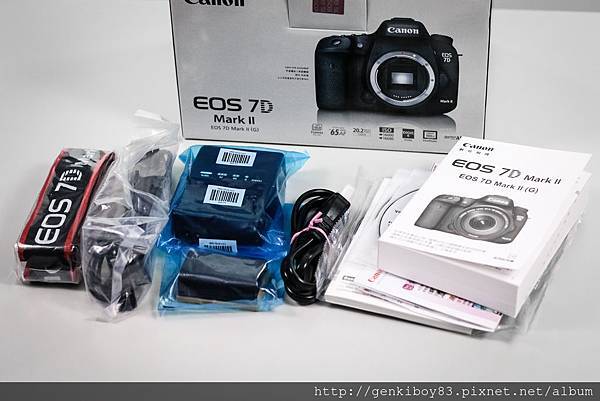 Canon EOS 7D Mark II 本体と箱 Amazon | Canon デジタル一眼レフカメラ EOS 7D Mark II ボディ