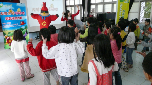 小朋友跟著雞超人一起唱唱跳跳.JPG