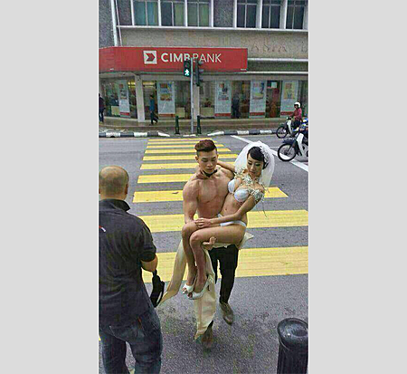 36131-怡保街頭惊現只穿比基尼的婚禮 36131-怡保街頭惊現只穿比基尼的婚禮