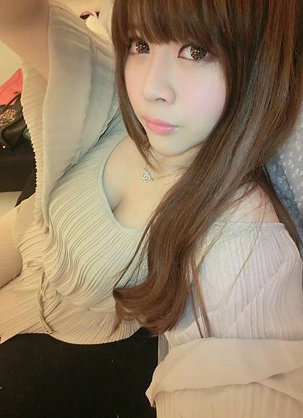 34E 臉書正妹 劉六寧