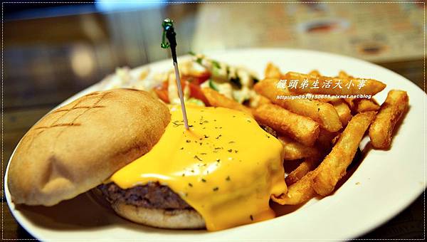 【食記/新北市】黃澄澄爆漿起司漢堡,妳千萬別錯過♪♪MY BURGER買堡♪♪ 【食記/新北市】黃澄澄爆漿起司漢堡,妳千萬別錯過♪♪MY BURGER買堡♪♪