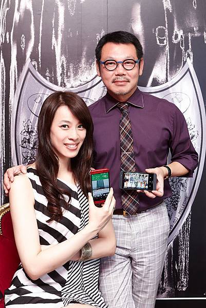 照片圖說：時尚名模倪雅倫（左）與時尚觀察家袁青（右）對於HTC One (E8)的亮眼外型及豐富色彩愛不釋手，充分滿足對時尚與視覺體驗追求完美的時尚工作者。
