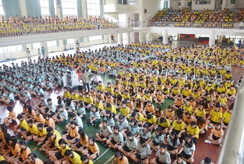 五權國中學生共約1500人坐滿大禮堂來參加靜心講座 五權國中學生共約1500人坐滿大禮堂來參加靜心講座