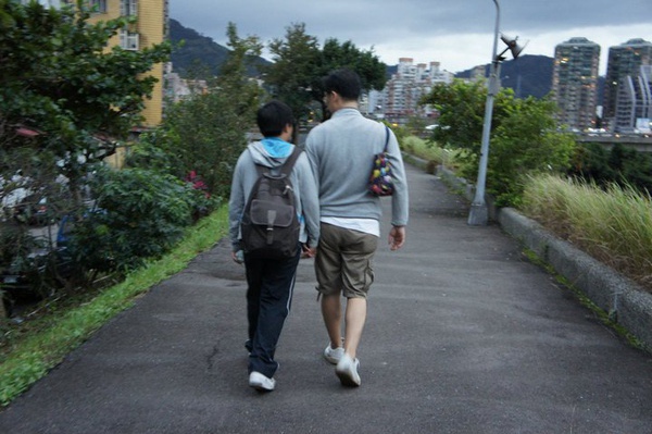 父子倆的背影.jpg 父子倆的背影.jpg