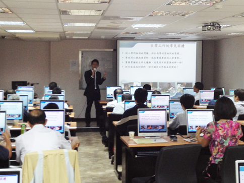 叡揚資訊 知識管理顧問-李仲庭利用情境式引導,帶領學員們一步一步體驗Vitals/KM便利之處 叡揚資訊 知識管理顧問-李仲庭利用情境式引導,帶領學員們一步一步體驗Vitals/KM便利之處