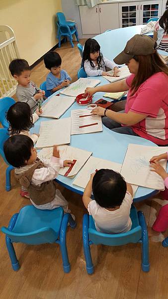 板橋 快樂森林 托嬰中心 小肌肉訓練 母親節卡片製作