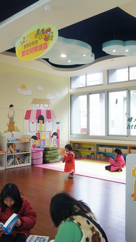 豐原圖書館一樓嬰幼兒繪本區.JPG