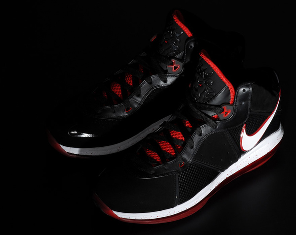 nike_lebron_8_giveaway_foot.jpg