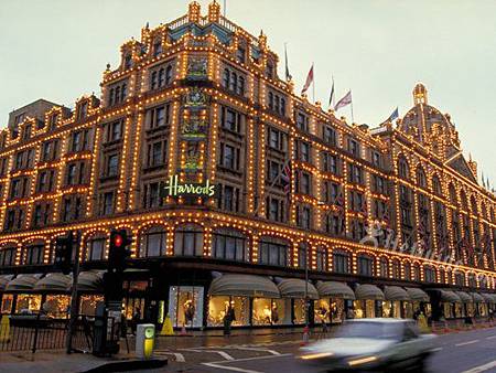 位於英國倫敦的Harrods百貨被國外網路媒體評選為，全球10大假日採購奢華百貨之一，追溯歷史，這家創立於英國的Harroda在1849時期，僅是目前現址布朗登路( Brompton Road )上的一家小型雜貨鋪，創辦人Charles Henry Harrod當時僅雇用了兩名員工，但就此揭開了Harrods百貨的傳奇。 第一次接觸到「Harrods」這個名稱是筆者多年前，服務於一家英國茶品進口公司擔任企劃經理職務時才接觸到的，大家或許都知道英式下午茶的起源是英國貴族婦女間，打發無聊午后時光的社交方式，當然這樣的文化後來也普及到市井小民間，成為代表英國文化的一部分，但有名的英國紅茶當然不是種植於英國，直至今天，全球知名的紅茶產區還是印度的斯里蘭卡，那是源起於英國殖民文化盛行的年代，許多老舊的插畫都畫著，有錢的英國白人乘著火車在印度旅行，旁邊的隨從們就是印度男子，而這些商務旅行多是與茶葉的出口有著很大的關係。 以Harrods當時在社會貴族的地位，滿足上流社會休閒奢侈消費生活種種所需，不正是一家百貨公司的主要營業項目，這與台灣早期感覺百貨公司是給有錢人逛的心態是一樣的。也因此Harrods很早就開始做起英國紅茶的進出口生意，也是一家相當專業的紅茶製造公司，經過了近百年來對於紅茶文化的鑽研與製造，當今的Harrods紅品早就成為全球紅茶中的精品。 當然並不是所有的茶葉摘下來製作加工後，都成為同一種紅茶，大家常在飲料店點的不同紅茶就是來自於製作方法不同，或是茶葉產區的不同，但其實很多人都是分辨不出來，只知道大吉嶺、阿薩姆、錫蘭紅茶….這些讓人記都記不得的名子，但至少各位可以知道，撇開品牌的包裝價值不看，最頂級的紅茶就是『大吉嶺』原因就是她的產區就叫做大吉嶺，是斯里蘭卡中高緯度的茶葉產區，宛如台灣山嵐渺渺的頂級阿里山高山茶一般的崇高地位。 但當然即便都種植於高山上，茶種及不同緯度也會出現不同的口味，那麼在斯里蘭卡Harrods自有的茶園茶中，那名為Okayti珍系茶就是是Okayti茶園中最好、最獨特的紅茶。經過採茶師長達8小時的精心挑選，約60克茶葉中只有15到20克才能製作成Okayti珍系茶。而在種植約2,000,000棵茶叢的Okayti茶園中，只有1,250棵茶叢能產出相同品質的茶葉。聽起來是不是很厲害，所以大約125克重的Okayti珍系茶就賣以新台幣2,200價格的確很高檔。 當然今天你想要買到這種貴族級的好茶，不必飛到英國倫敦的Harrods百貨了，早在2007年台灣的百貨龍頭新光三越，就將全系列的Harrods茶及周邊商品代理進百貨商場中，以Harrods Store店中店的精品型式經營。如果你也是紅茶的愛好者或是英國茶飲文化的追隨者，不妨到台灣Harrods Store體驗這個百年老店的茶品魅力。